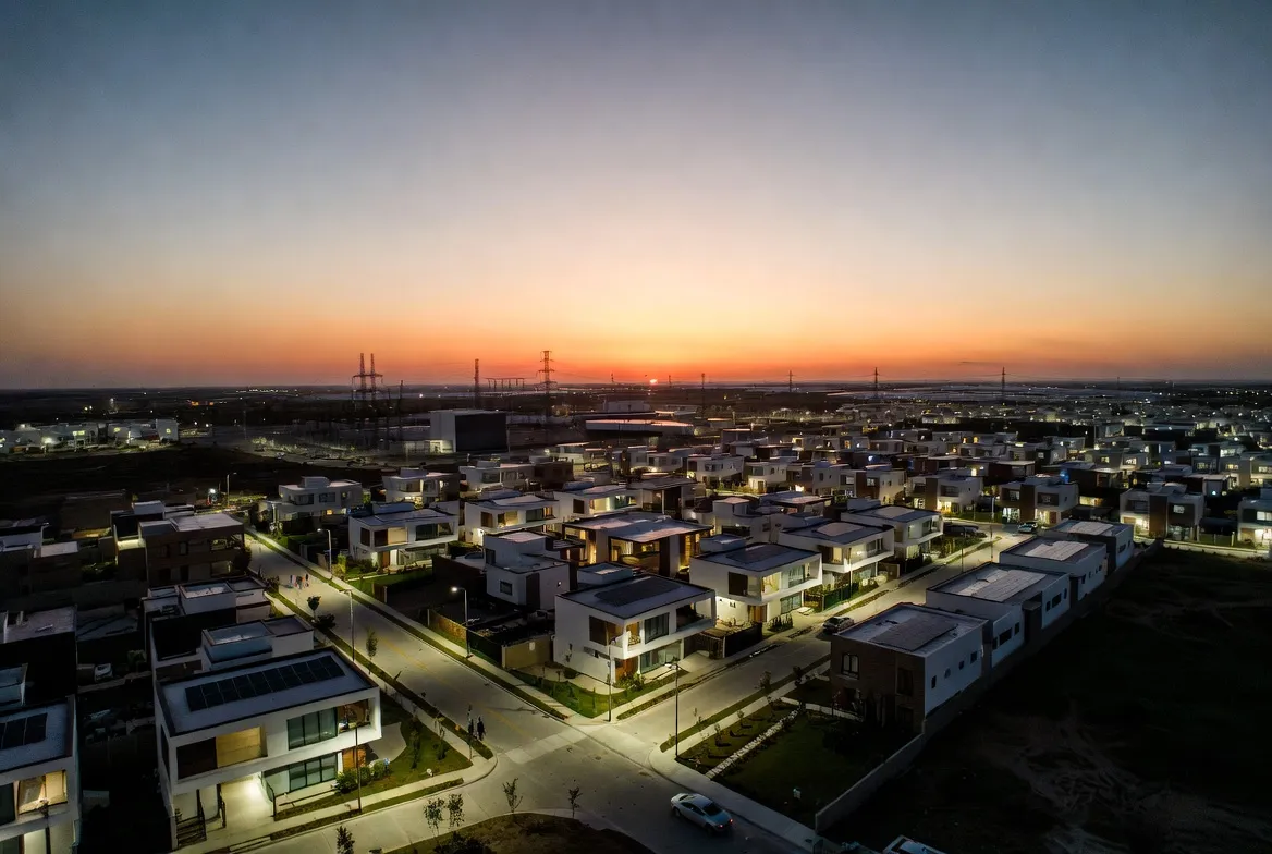 Vista aérea de una urbanización energizada al atardecer