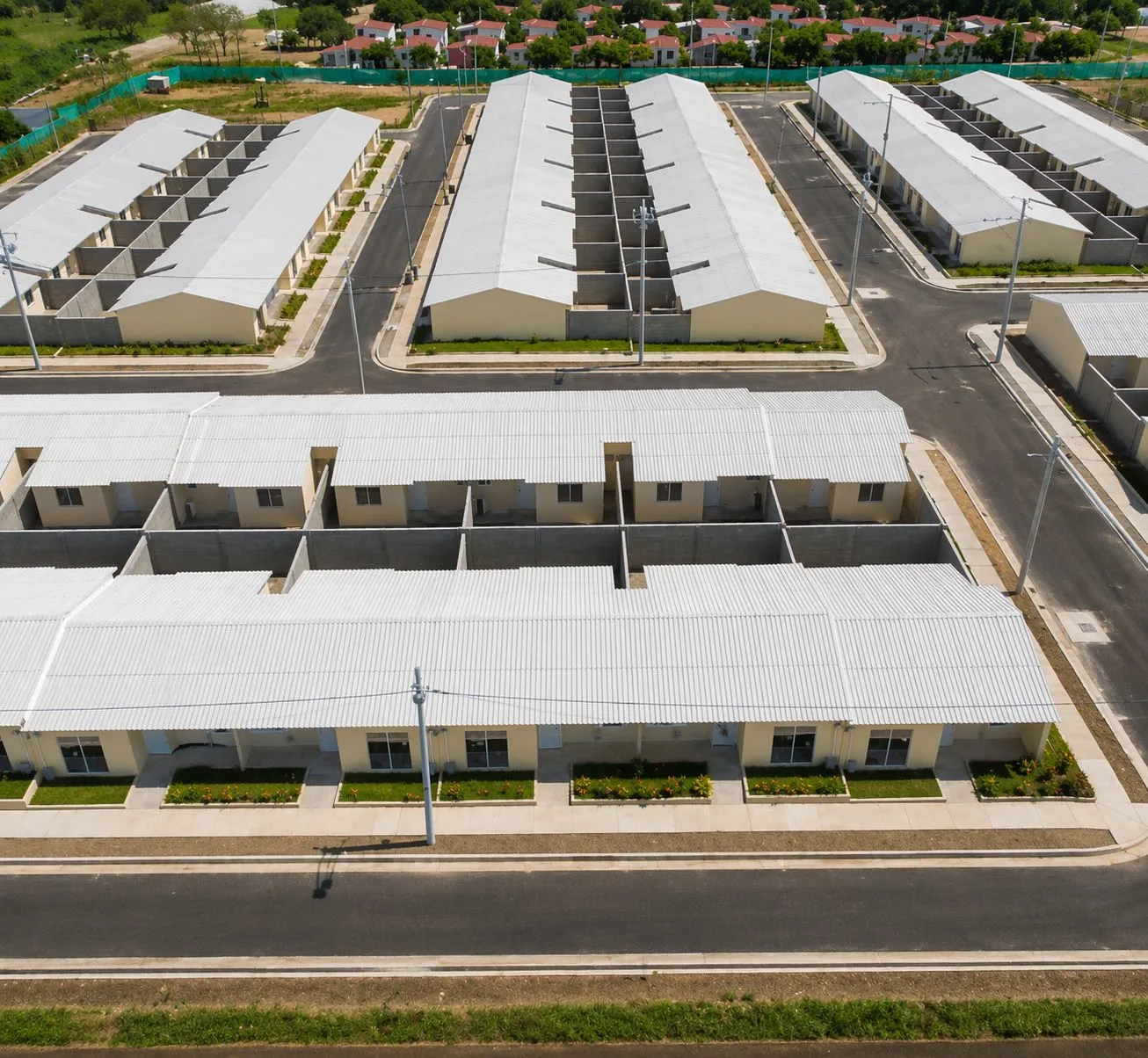 Vista aérea de un proyecto de vivienda de interés social electrificado